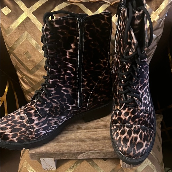 Leopard Print Lace-Up Boots - Picture 4 of 6